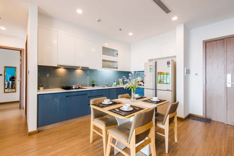 Apartment, 2 Bedrooms | Private kitchen | Fridge, microwave, stovetop, electric kettle