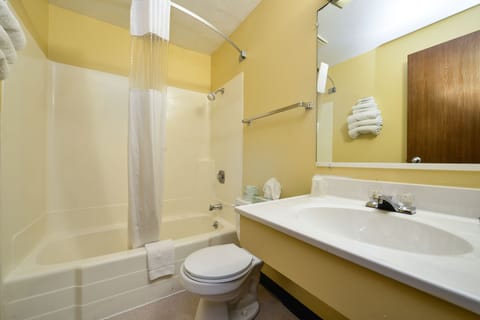 Combined shower/tub, free toiletries, hair dryer, towels