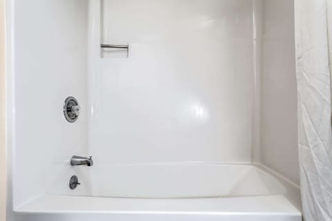 Combined shower/tub, free toiletries, hair dryer, towels