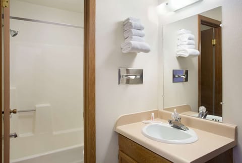 Combined shower/tub, hair dryer, towels