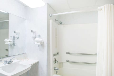 Combined shower/tub, free toiletries, hair dryer, towels