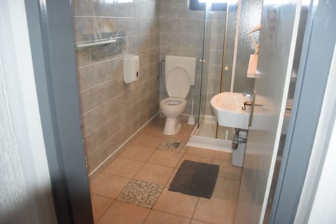 Shared Dormitory, Mixed Dorm (Single-6 Bed) | Bathroom | Shower, hair dryer, toilet paper