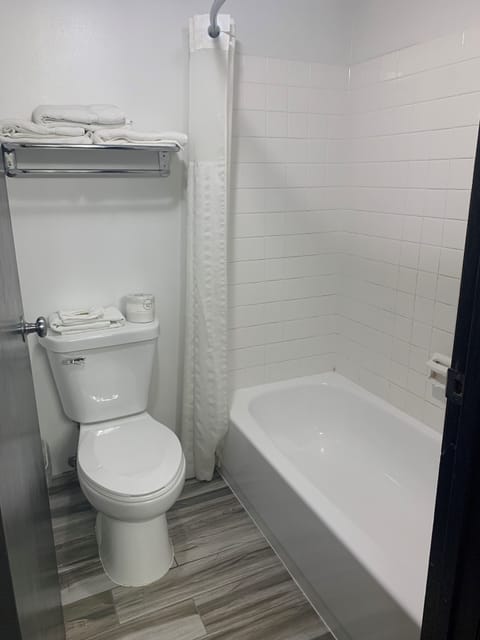 Combined shower/tub, free toiletries, hair dryer, towels