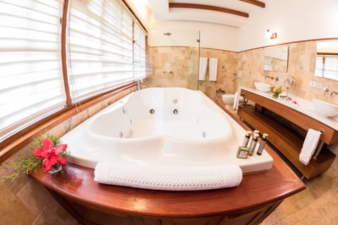 Chimney Suite - Double | Deep soaking bathtub