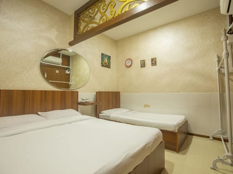 Standard Triple Room | Desk, free WiFi, bed sheets