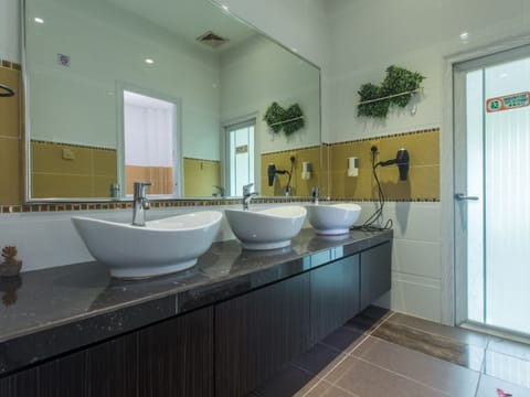 Standard Triple Room | Bathroom | Shower, rainfall showerhead, free toiletries, bidet