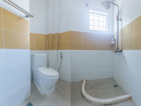 Standard Double Room | Bathroom | Shower, rainfall showerhead, free toiletries, bidet