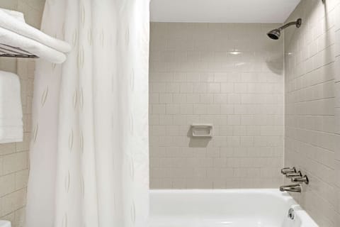 Combined shower/tub, hair dryer, towels