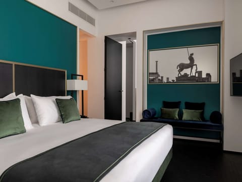 Deluxe Room, 1 Queen Bed | Premium bedding, pillowtop beds, minibar, in-room safe