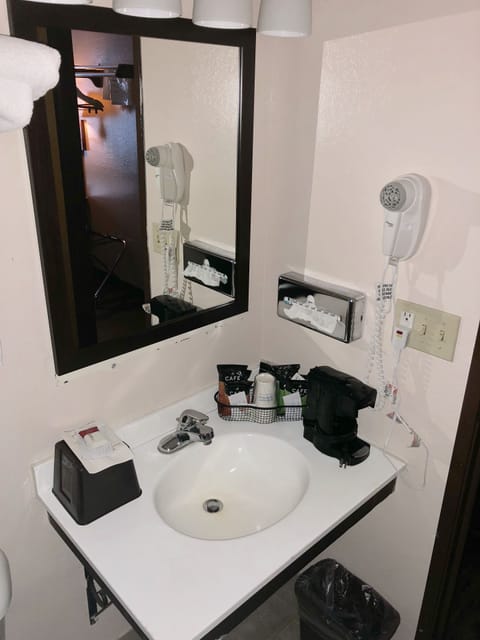 Combined shower/tub, free toiletries, hair dryer, towels