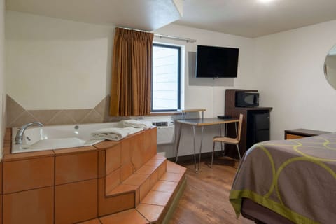 Studio Suite, 1 King Bed, Non Smoking | Jetted tub