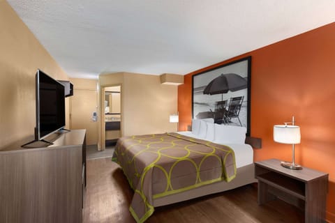 Standard Room, 1 King Bed, Smoking | Premium bedding, in-room safe, desk, iron/ironing board