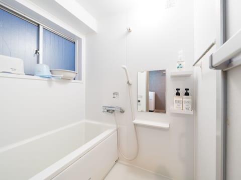 Apartment | Deep soaking bathtub