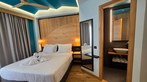 Junior Suite | Minibar, in-room safe, desk, blackout drapes