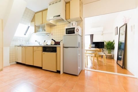 Room (301) | Private kitchenette | Fridge, microwave, stovetop, electric kettle