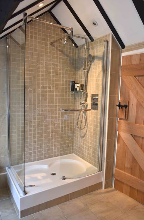 Cottage | Bathroom | Separate tub and shower, free toiletries, hair dryer, towels