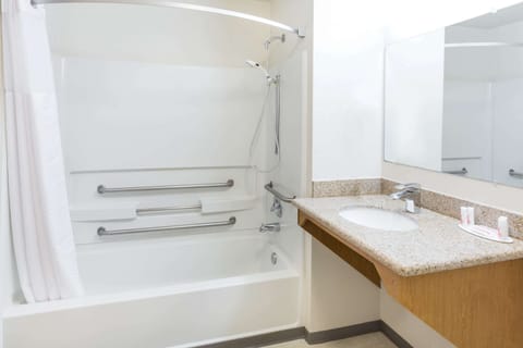 Combined shower/tub, free toiletries, hair dryer, towels