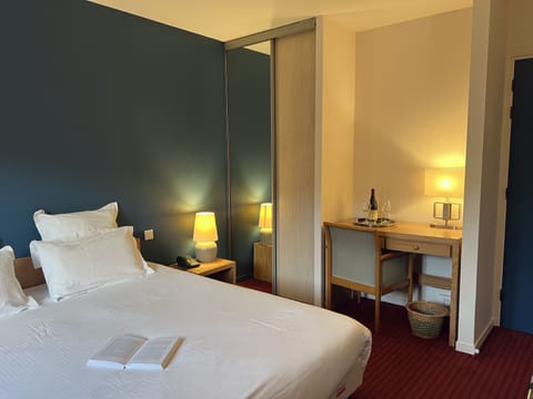 Superior Double Room, 1 Queen Bed, Non Smoking | Desk, blackout drapes, soundproofing, free WiFi