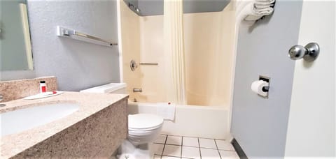 Combined shower/tub, free toiletries, hair dryer, towels