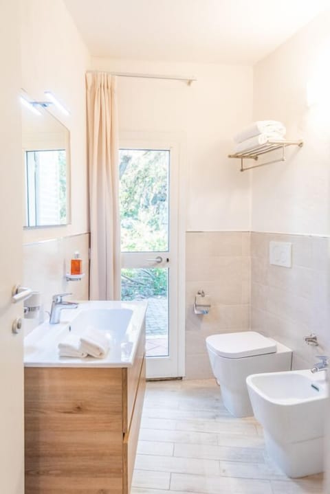 Villa Premium | Bathroom | Shower, hair dryer, towels, soap