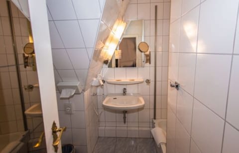 Standard Double Room | Bathroom | Hair dryer, slippers, towels