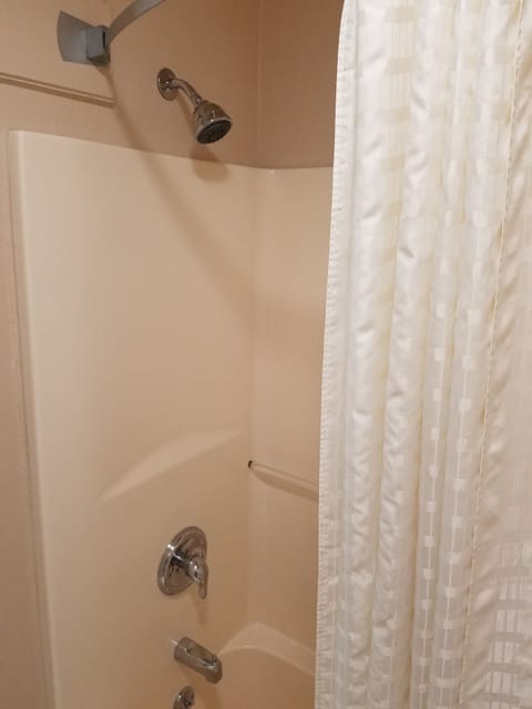 Combined shower/tub, free toiletries, towels