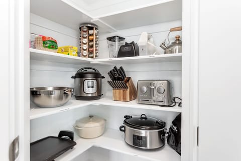 House, 4 Bedrooms | Private kitchen | Fridge, oven, coffee/tea maker, toaster