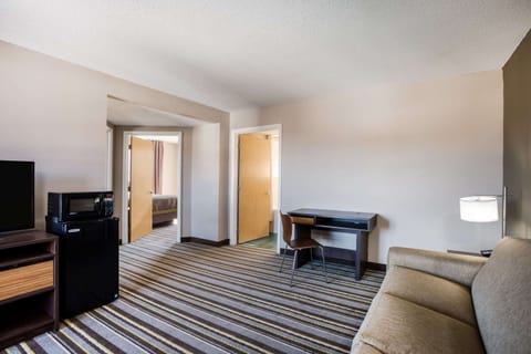 Suite, 2 Queen Beds, Non Smoking (Two-Bedroom) | Room amenity