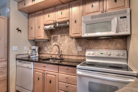 The architecture is infused with mountain feelings all throughout the home