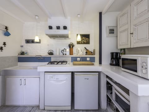 Cabinetry, Countertop, Property, Sink, Building, Kitchen Stove, Kitchen, Interior Design, Lighting, Kitchen Appliance