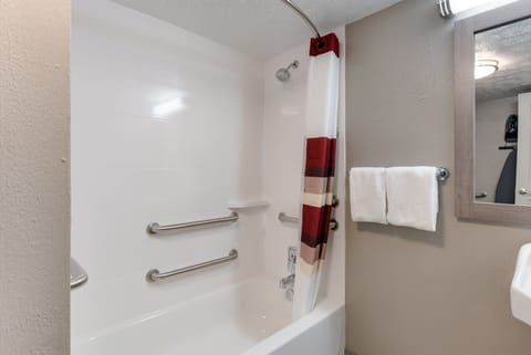 Standard Room, 1 King Bed, Accessible (Smoke Free) | Bathroom | Free toiletries, hair dryer, towels, soap