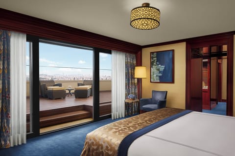 Presidential Suite | Egyptian cotton sheets, premium bedding, minibar, in-room safe