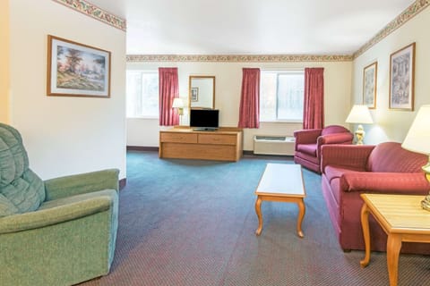 Suite, 1 King Bed, Non Smoking | 2 bedrooms, desk, blackout drapes, iron/ironing board