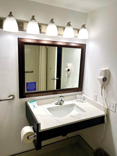 Room, 1 Queen Bed, Accessible, Non Smoking | Bathroom | Combined shower/tub, hair dryer, towels