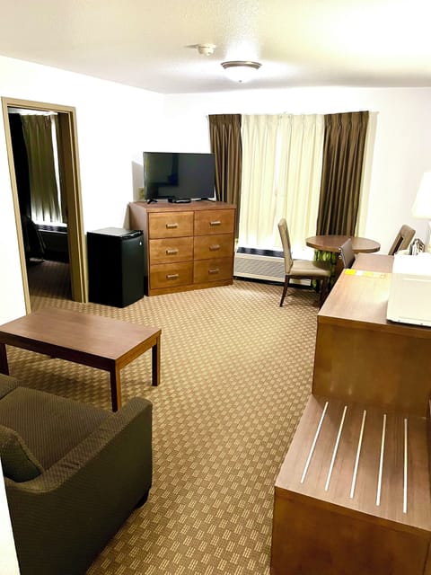 Studio Suite, 1 Queen Bed, Non Smoking | Living area | 43-inch LED TV with satellite channels, pay movies