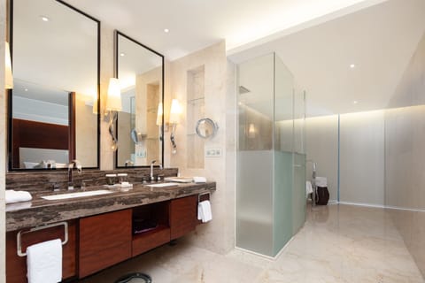 Superior Suite Sea View | Bathroom | Combined shower/tub, rainfall showerhead, free toiletries, hair dryer