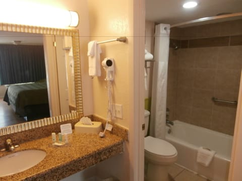 Combined shower/tub, free toiletries, hair dryer, towels