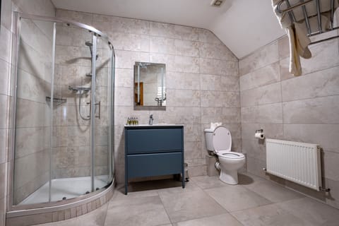 Family Room (5 people) | Bathroom | Shower, free toiletries, hair dryer, towels