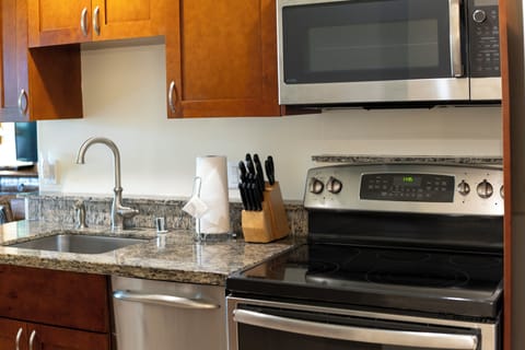 Suite, 1 Bedroom, Non Smoking, 2 Bathrooms | Private kitchen | Oven, dishwasher, coffee/tea maker, cookware/dishes/utensils