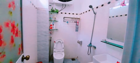 Family Apartment | Bathroom | Shower, hydromassage showerhead, designer toiletries, hair dryer