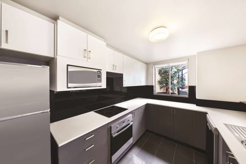 Premier Apartment, 2 Bedrooms | Private kitchen | Fridge, microwave, oven, stovetop