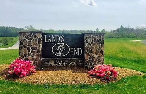 Lands' End Entry Sign
