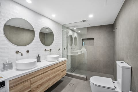 Deluxe One Bedroom Suite | Bathroom | Free toiletries, hair dryer, towels