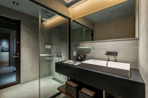 [Twin] -MIZU- | Bathroom | Separate tub and shower, rainfall showerhead, free toiletries