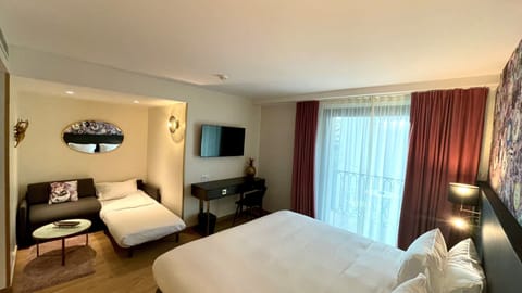 Prestige Triple Room | Minibar, in-room safe, individually decorated, individually furnished