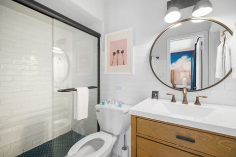 King Suite | Bathroom | Shower, free toiletries, hair dryer, towels
