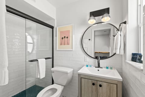 King Studio | Bathroom | Shower, free toiletries, hair dryer, towels