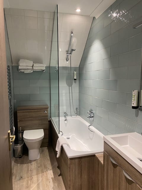 Twin Room | Bathroom | Free toiletries, hair dryer, towels, soap