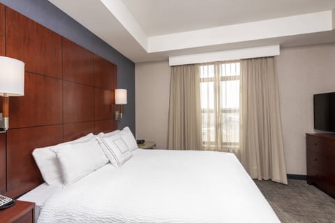 Suite, 2 Bedrooms | Hypo-allergenic bedding, down comforters, desk, laptop workspace