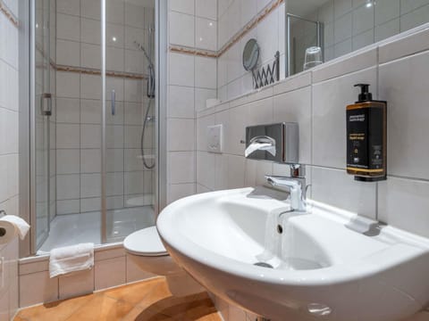 Desk, soundproofing, free WiFi, bed sheets